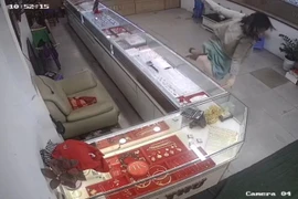 Chủ cửa hàng vàng đang mang thai, lao qua quầy truy đuổi tên cướp