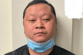 Ném gói ma túy xuống đất khi gặp Công an