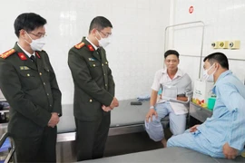 Hai chiến sỹ Cảnh sát giao thông bị thương khi kiểm tra xe nghi vấn chở gỗ lậu