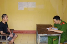 Ném đá vào xe ô tô đang chạy khiến tài xế bị chấn thương sọ não, hỏng mắt