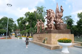 Người dân Hà Nội đặt hoa dưới chân tượng đài, tưởng nhớ 3 chiến sỹ Công an hy sinh