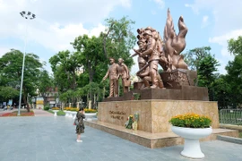 Người dân Hà Nội đặt hoa dưới chân tượng đài, tưởng nhớ 3 chiến sỹ Công an hy sinh