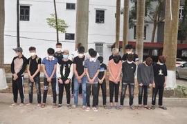 'Cưỡi' xe đạp điện, vác hung khí đi hỗn chiến 