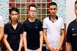 Khởi tố nhóm đối tượng làm giả giấy tờ để trục lợi