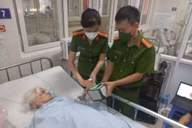 Đến tận giường bệnh cấp căn cước công dân gắn chíp cho cụ bà 90 tuổi 