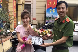 Những công dân đầu tiên hoàn thành đăng ký xe máy tại trụ sở Công an xã ở Thạch Thất