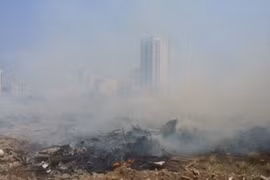 Hốt hoảng vì…cháy rác thải ở bãi đất hoang