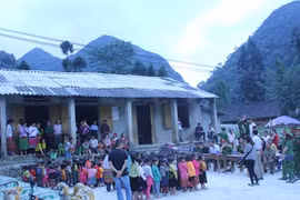 Mang nụ cười đến với trẻ em nghèo ở Sủng Là