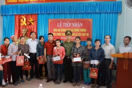 Chung tay sẻ chia những mất mát với bà con vùng lũ dữ