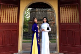 Hoa hậu Huỳnh Thuý Anh và MC Kim Trang “đọ dáng” giữa Cố đô Huế