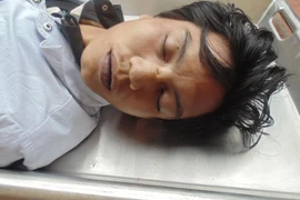 Tìm tung tích nạn nhân chết trong nhà vệ sinh công cộng ga Long Biên