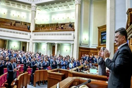 Khối Poroshenko tạm dẫn đầu mong manh trong cuộc bầu cử quốc hội Ukraine