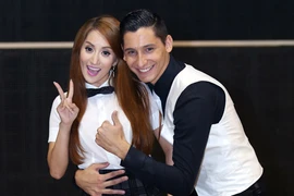 Khánh Thi tình tứ bên bạn nhảy của Ngân Khánh