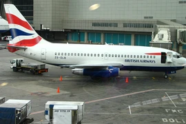 Máy bay hạ cánh khẩn cấp vì nữ hành khách say rượu