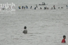 Vụ 3 người chết đuối ở Quảng Ngãi: Đã vớt được xác cháu bé 