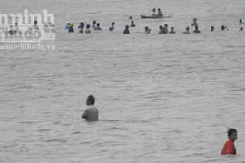 Vụ 3 người chết đuối ở Quảng Ngãi: Đã vớt được xác cháu bé 