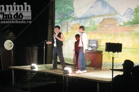 Phá rối đêm văn nghệ của xã vì nhiễm HIV