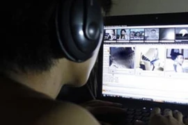 Để khách xem website "đen", 2 cửa hàng internet bị xử lý