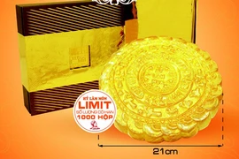 Hà Nội: Choáng với bánh trung thu hình trống đồng mạ vàng giá 3,5 triệu đồng/cái