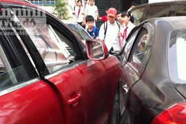 Xe Audi gây tai nạn liên hoàn trong trường học