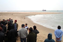 Bị sóng biển nhấn chìm trong lúc ngồi câu cá