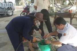 Mua phải xăng dởm, hàng chục xe máy gặp "nạn"