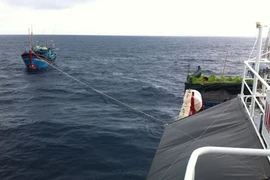Đưa thi thể ngư dân đột tử trên biển vào bờ