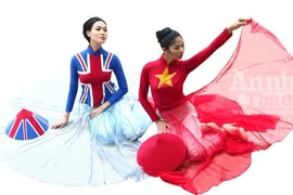 Mang Quốc kỳ Việt Nam- Anh lên áo dài