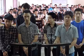 Dùng ô tô truy đuổi nhau, nã đạn như phim hành động