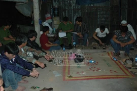 Bắt quả tang hơn 20 đối tượng tổ chức đánh bạc tại gia