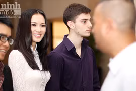 Anh Thư "thân mật" với trai trẻ