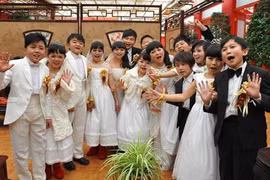 Đám cưới tập thể của… bảy cặp đôi tí hon