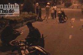 Mẹ chết, con bị thương trên đường dạo công viên