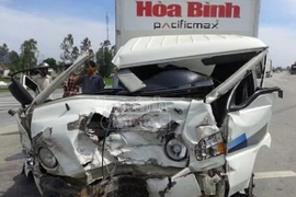 Xe đầu kéo tông xe tải, 2 người may mắn thoát chết