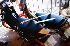 Truy tìm hai đối tượng dùng gậy cướp xe máy