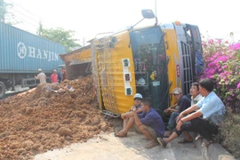 Xe ben lật đổ, nhà xe vội vàng lấy đất che biển kiểm soát