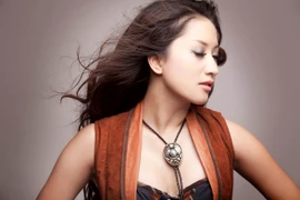 Khánh Thi "khoe" hình hoang dã đầy mê hoặc