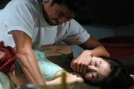 Chồng trọng thương khi cứu vợ bị hiếp dâm