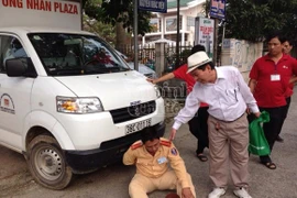 Chủ doanh nghiệp thách thức rồi lao thẳng xe ôtô vào CSGT