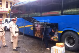 Bắt giữ 2 xe vận chuyển lâm sản trái phép