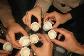 Mẹo hay giúp uống rượu... lâu say, chóng tỉnh