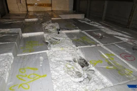 Côn đồ đất Cảng cầm dao, xăng tấn công xe chở bạch tuộc