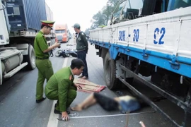 Đưa con đi tiêm vắc xin, mẹ bị ô tô cán chết thảm