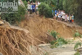 Dân “bơ phờ” di tản vì sạt lở đất