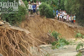 Dân “bơ phờ” di tản vì sạt lở đất