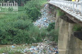 Khắc phục bãi rác "khủng" dưới cầu sông Giang 