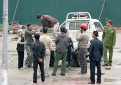 2 bố con cùng chống người thi hành công vụ