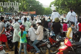 Hàng ngàn công nhân đình công đòi tăng lương, giảm giờ làm