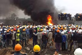 Xô xát tại nhà máy Samsung: 11 người nhập viện, hàng chục xe máy bị đốt