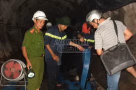 Tìm thấy xe ô tô do nạn nhân điều khiển, bị lũ cuốn vào đường hầm